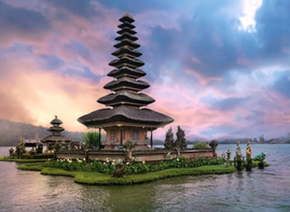 Ulun Danu Beratan temple at sunrise