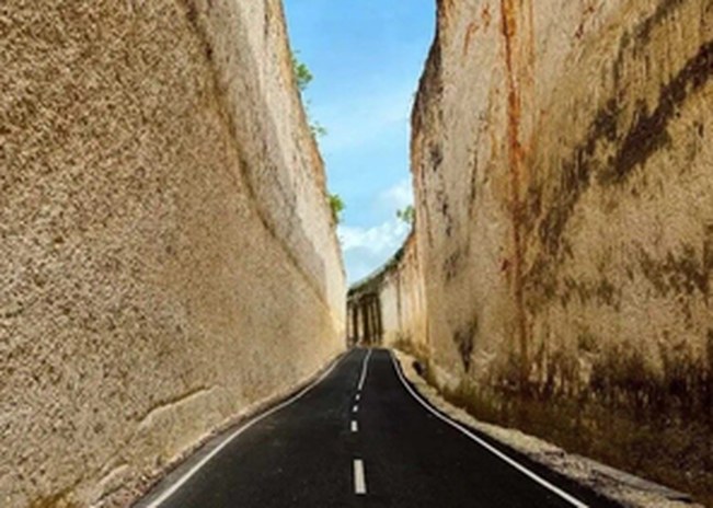Tanah Barak cliff road in South Bali