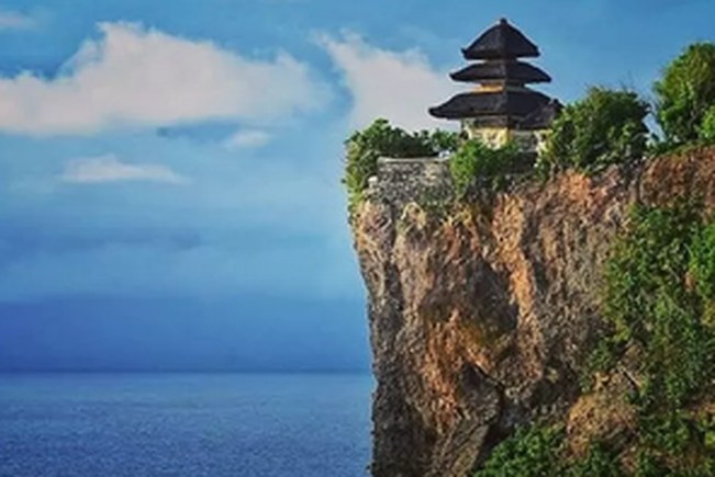 Uluwatu Temple on the cliff above the ocean